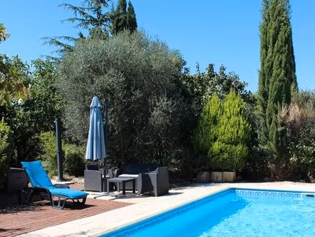 charmante propriété dans le gard comprenant une maison principale  un jardin  une piscine 