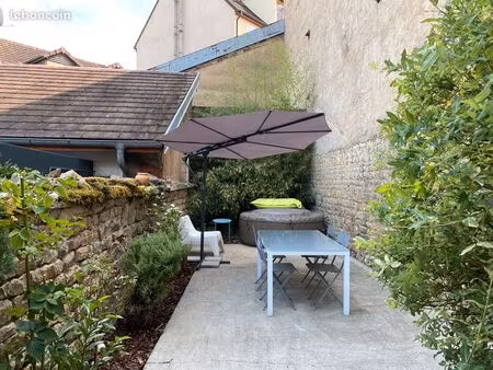 t3 spacieux  petite maison mitoyenne avec cour privative  en centre ville