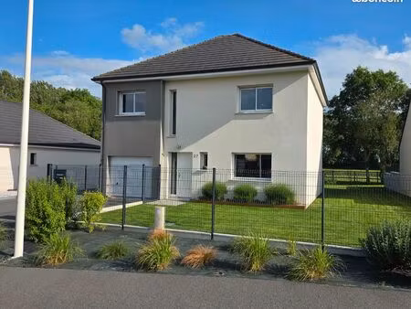 maison neuve récente avec vue sur chevaux