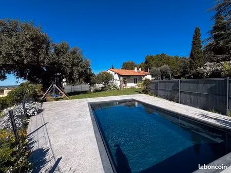 hors lotissement  avec vue dégagée  villa plain pied  3 chambres  2 sanitaires  piscine  g