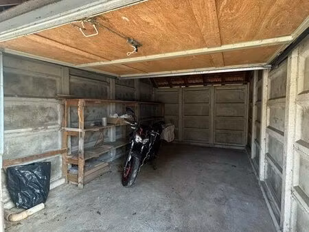 garage fermé avec jardin
