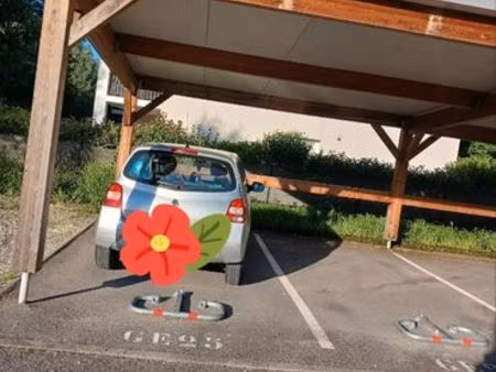 place de parking privée et couverte
