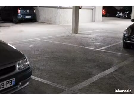 place de parking 15 m²
