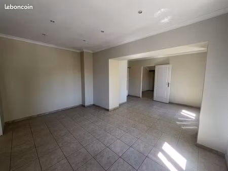 local 64 m²