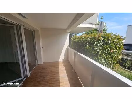 t2 récente avec terrasse et parking