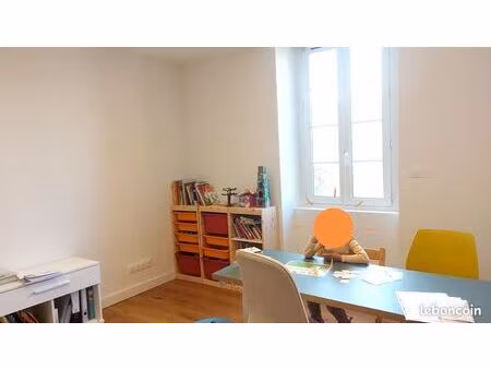 bureau en face du conservatoire d'alès