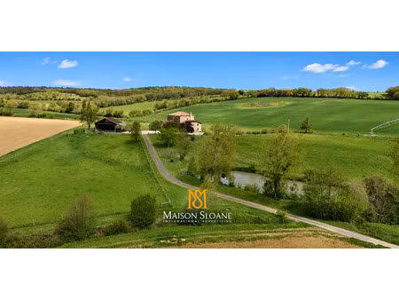 propriété équestre avec gîte  paddocks clôturés et deux gran