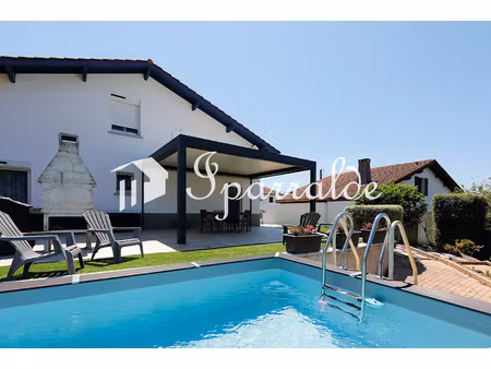 maison individuelle climatisée avec 3 terrasses  piscine s/