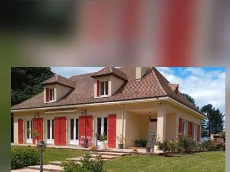 maison en pierre avec piscine