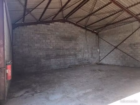 hangar avec extérieur à louer