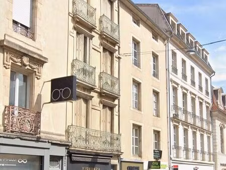 immeuble avec 2 locaux et 2 appartements