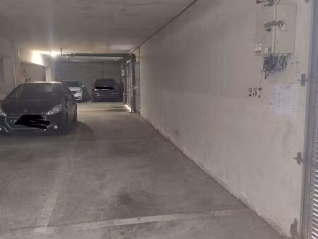 place de parking couverte + place libre