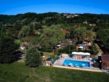 ensemble de 7 chalets   habitation  salle de réception avec cuisine   piscine chauffée en 