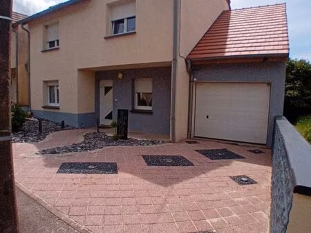jolie maison mitoyenne d un cote