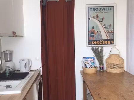 loue à l’année studio meublé refait à neuf à 100m de la mer au pied des commerces