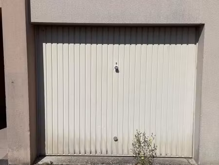 garage/box 12 m² loury