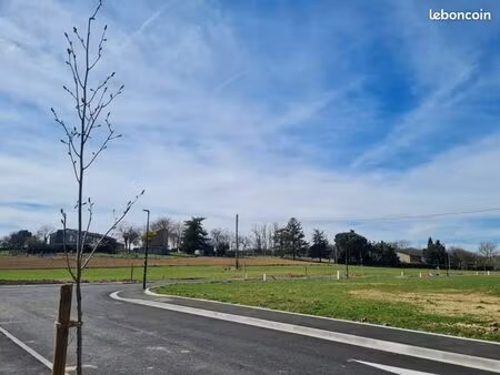 terrain 1 045 m² muret