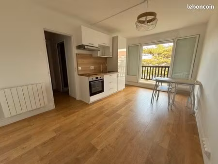 appartement trois pièces avec balcon