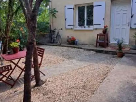 loue petite maison avec jardinet