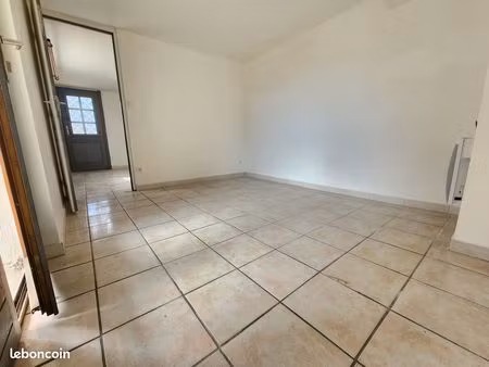 loue t2 35m² avec terrasse et stationnement