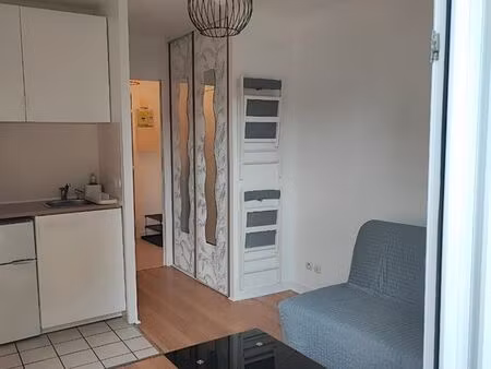studio meublé de 18 m² avec extérieur de 10m² et place de parking
