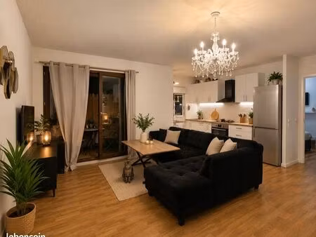 à saisir appartement 2 pièces de 45 m² avec terrasse et parking  situé dans une résidence 
