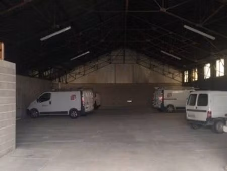 loue plusieurs entrepôts