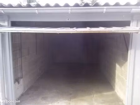 lot de 7 garages individuels dans cour