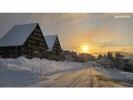 idéal investisseur super besse appartement 2 pièces avec balcon dans résidence avec piscin