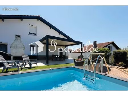 maison individuelle climatisée avec 3 terrasses  piscine s/parcelle 1.000 m2