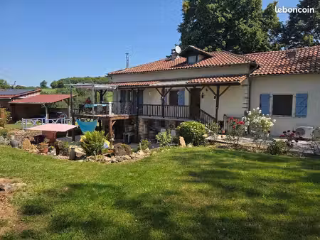 maison de caractère sur 25 000m2 de terrain  avec vue imprenable  piscine  paisible