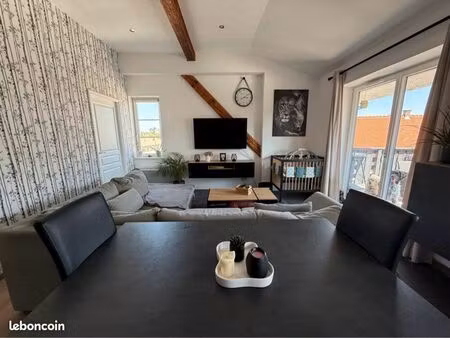 appartement 2 pièces plein de charme avec balcon et vue canal