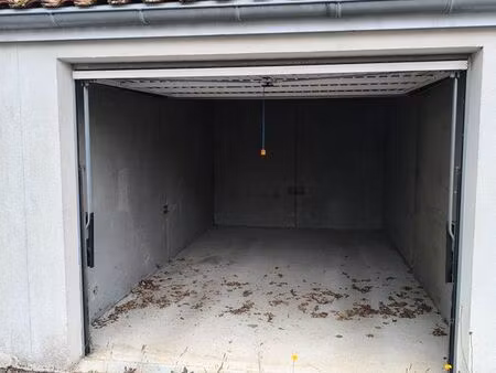 box 12m² dans copropriété sécurisée