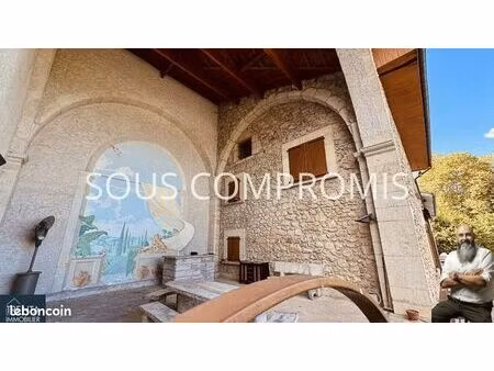 maison 8 pièces 229 m²