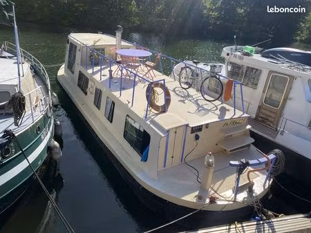 péniche – bateau de plaisance dans le port de la bastille