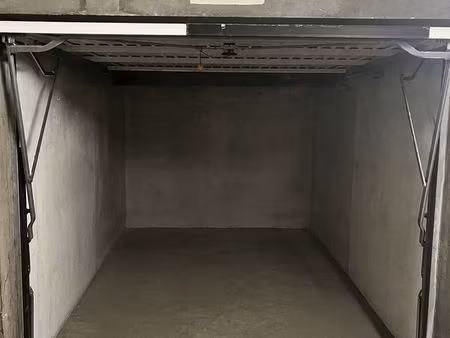paris 19e – box fermé 11 m² – rdc – accès facile