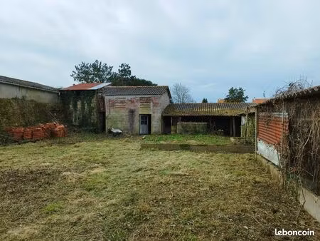 terrain avec bâti à rénover et jardin clos au calme de 434 m²
