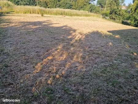 particulier vend très beau terrain libre de constructeur