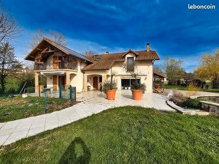 propriété de 186 m² avec vue panoramique et piscine – idéalement située entre lyon (45 min