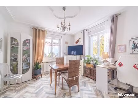 maison individuelle 5 pièces avec des rénovations modernes