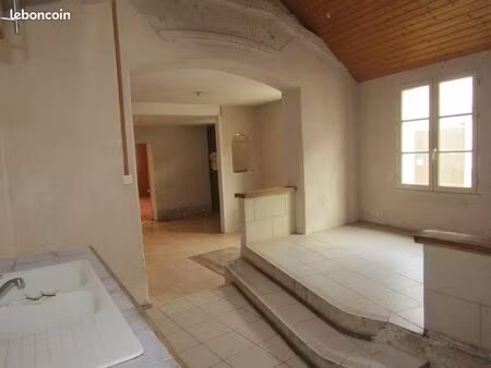 loue maison de ville avec cour et trois chambres