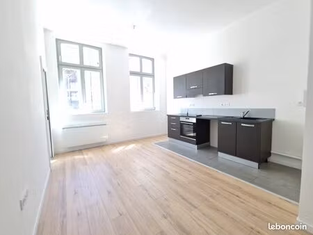dans une résidence en copropriété  un appartement t2 au rdc de 40.6 m²