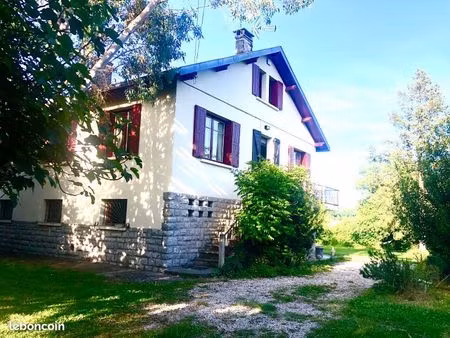 grande maison dans joli parc arboré