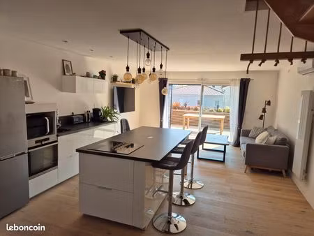 maison de ville entièrement rénovée depuis 2023 – 2 terrasses  jardin  2 places de parking