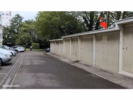 box fermé sécurisé 13m² – idéal garage ou stockage / garde-meuble – versailles