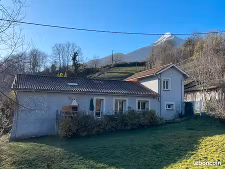 maison à vendre au bord de la rivière