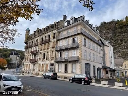 rare à la bourboule – immeuble entier à rénover – emplacement stratégique