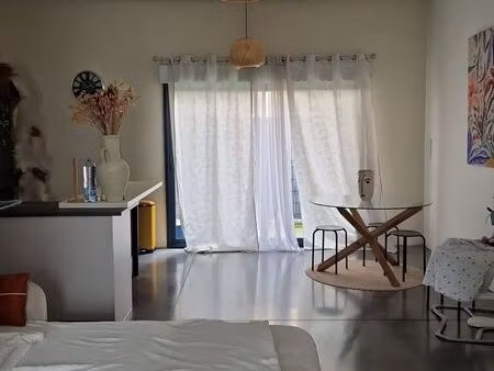 location maison de ville quartier arenes avec 3 chambres 1 garage et 1 cour exterieure