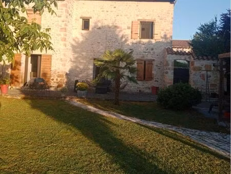 maison en pierre rénovée avec jardin