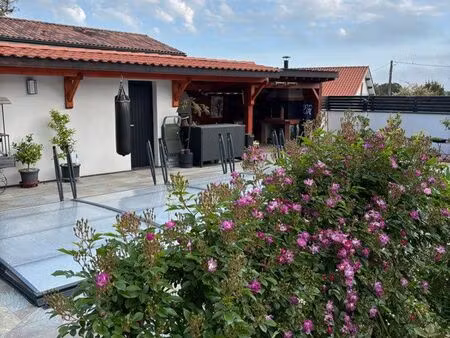 villa avec piscine à côté la plage